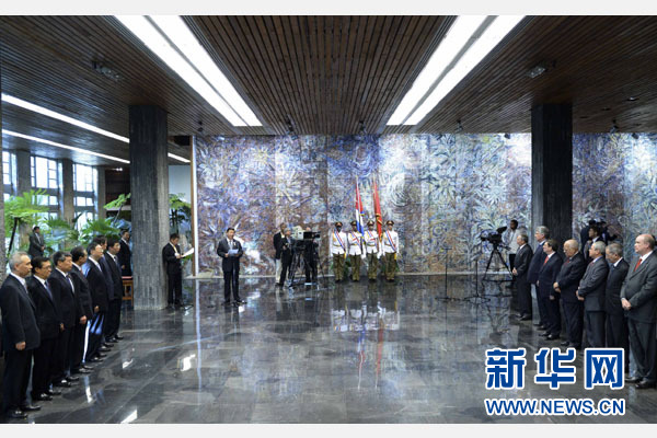 當?shù)貢r間7月22日，國家主席習近平在哈瓦那接受古巴政府授予的&ldquo;何塞&middot;馬蒂&rdquo;勛章。古巴國務委員會主席兼部長會議主席勞爾&middot;卡斯特羅為習近平佩戴勛章。新華社記者馬占成攝