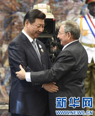 當?shù)貢r間7月22日，國家主席習近平在哈瓦那接受古巴政府授予的&ldquo;何塞&middot;馬蒂&rdquo;勛章。古巴國務委員會主席兼部長會議主席勞爾&middot;卡斯特羅為習近平佩戴勛章。新華社記者馬占成攝