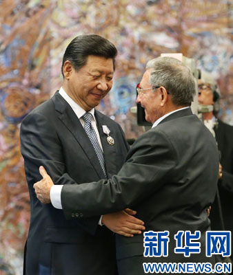 當?shù)貢r間7月22日，國家主席習近平在哈瓦那接受古巴政府授予的&ldquo;何塞&middot;馬蒂&rdquo;勛章。古巴國務委員會主席兼部長會議主席勞爾&middot;卡斯特羅為習近平佩戴勛章。新華社記者劉衛(wèi)兵攝