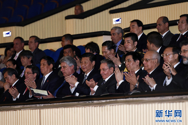      出當(dāng)?shù)貢r(shí)間7月22日，國(guó)家主席習(xí)近平在哈瓦那與古巴國(guó)務(wù)委員會(huì)主席兼部長(zhǎng)會(huì)議主席勞爾&middot;卡斯特羅共同觀看中古芭蕾舞聯(lián)合演出。新華社記者李學(xué)仁攝 