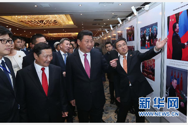 8月22日，國家主席習近平在烏蘭巴托與蒙古國總理阿勒坦呼亞格共同出席中蒙經貿合作回顧展開幕式。 新華社記者 龐興雷 攝 