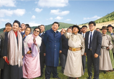 　　八月二十二日，國家主席習近平在蒙古國總統(tǒng)額勒貝格道爾吉陪同下前往烏蘭巴托市郊觀看那達慕。這是習近平和夫人彭麗媛同額勒貝格道爾吉夫婦觀看表演。新華社記者　鞠鵬攝