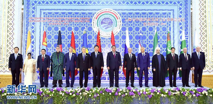 9月12日，上海合作組織成員國元首理事會第十四次會議在塔吉克斯坦首都杜尚別舉行。國家主席習近平出席會議并發表重要講話。這是與會成員國元首、觀察員國領導人或代表、主席國客人以及有關國際和地區組織代表集體合影。新華社記者李濤攝 
