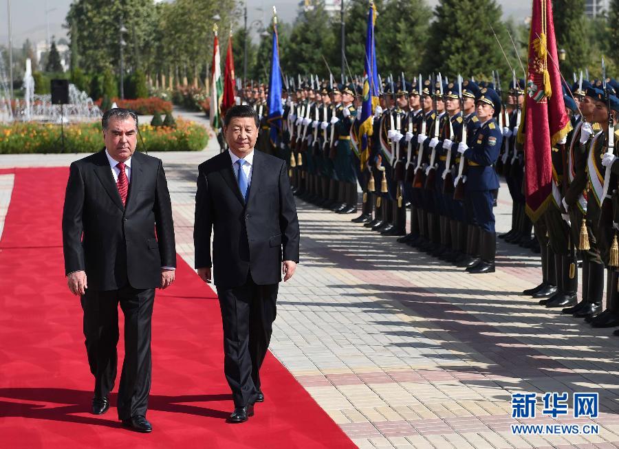 9月13日，國家主席習近平在杜尚別同塔吉克斯坦總統(tǒng)拉赫蒙舉行會談。會談前，拉赫蒙在民族宮前廣場為習近平舉行隆重的歡迎儀式。新華社記者馬占成攝 