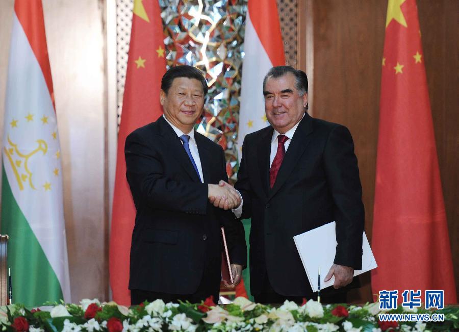 9月13日，國家主席習(xí)近平和塔吉克斯坦總統(tǒng)拉赫蒙在杜尚別共同簽署《中塔關(guān)于進(jìn)一步發(fā)展和深化戰(zhàn)略伙伴關(guān)系的聯(lián)合宣言》。新華社記者謝環(huán)馳攝 