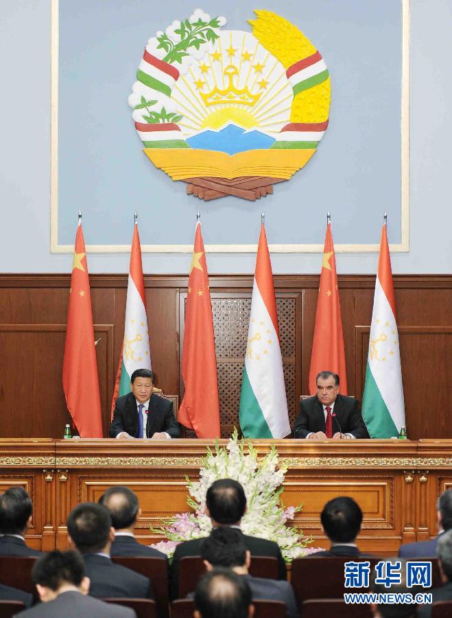 9月13日，國家主席習(xí)近平同塔吉克斯坦總統(tǒng)拉赫蒙在杜尚別共同會見記者。 新華社記者謝環(huán)馳攝
