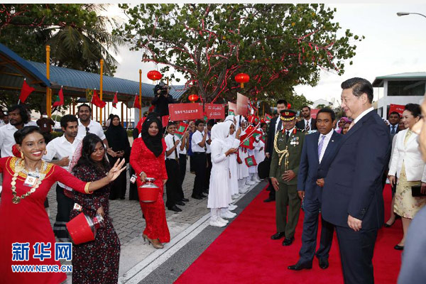 9月14日，國(guó)家主席習(xí)近平抵達(dá)馬累，開始對(duì)馬爾代夫進(jìn)行國(guó)事訪問。習(xí)近平和夫人彭麗媛在機(jī)場(chǎng)受到馬爾代夫總統(tǒng)亞明夫婦的熱情迎接。 新華社記者 鞠鵬 攝