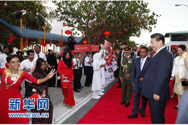  9月14日，國(guó)家主席習(xí)近平抵達(dá)馬累，開始對(duì)馬爾代夫進(jìn)行國(guó)事訪問。習(xí)近平和夫人彭麗媛在機(jī)場(chǎng)受到馬爾代夫總統(tǒng)亞明夫婦的熱情迎接。新華社記者 鞠鵬 攝 