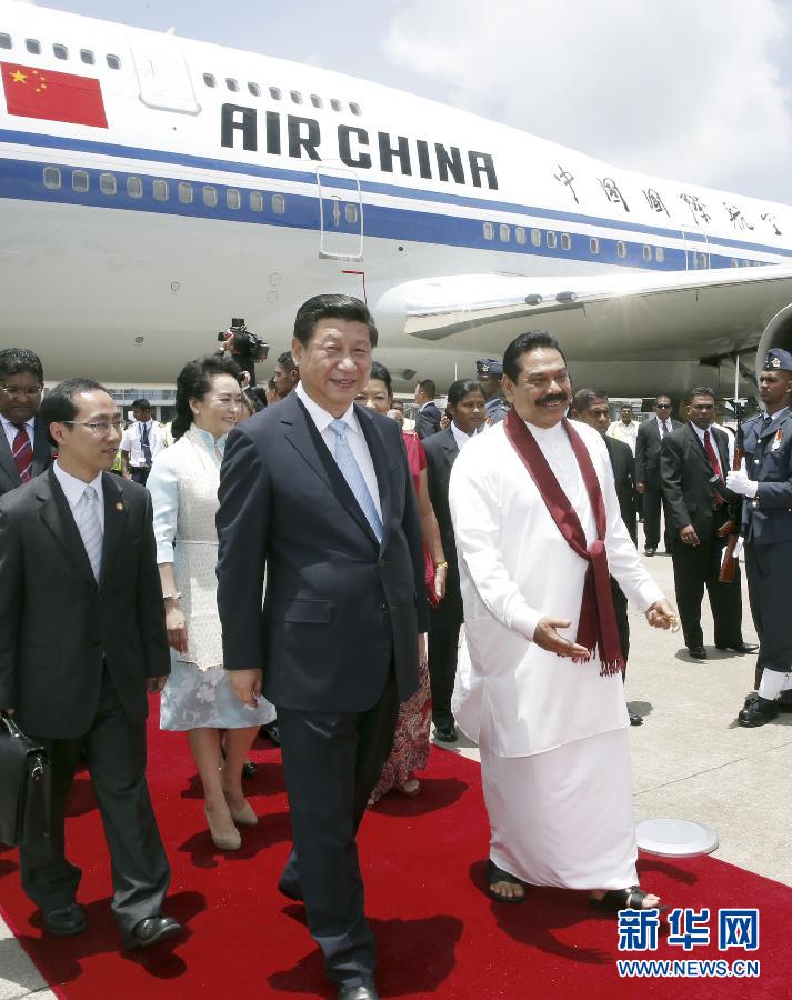 9月16日，國(guó)家主席習(xí)近平抵達(dá)科倫坡，開(kāi)始對(duì)斯里蘭卡進(jìn)行國(guó)事訪(fǎng)問(wèn)。在班達(dá)拉奈克國(guó)際機(jī)場(chǎng)，習(xí)近平和夫人彭麗媛受到拉賈帕克薩總統(tǒng)夫婦熱情迎接。新華社記者鞠鵬攝 
