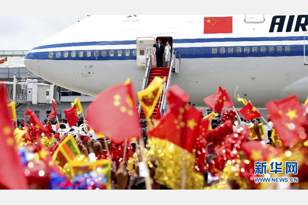 9月16日，國(guó)家主席習(xí)近平抵達(dá)科倫坡，開(kāi)始對(duì)斯里蘭卡進(jìn)行國(guó)事訪(fǎng)問(wèn)。這是習(xí)近平和夫人彭麗媛向歡迎群眾揮手致意。 新華社記者馬占成攝 