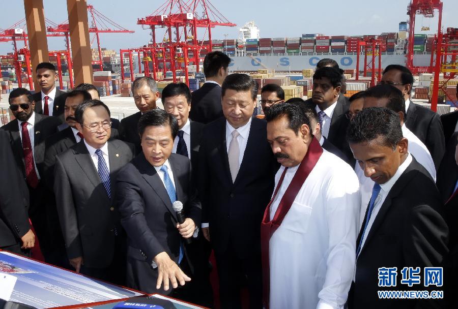 9月17日，國家主席習近平在斯里蘭卡總統拉賈帕克薩陪同下，考察中斯重要合作項目&mdash;&mdash;科倫坡港南集裝箱碼頭。 新華社記者 鞠鵬 攝