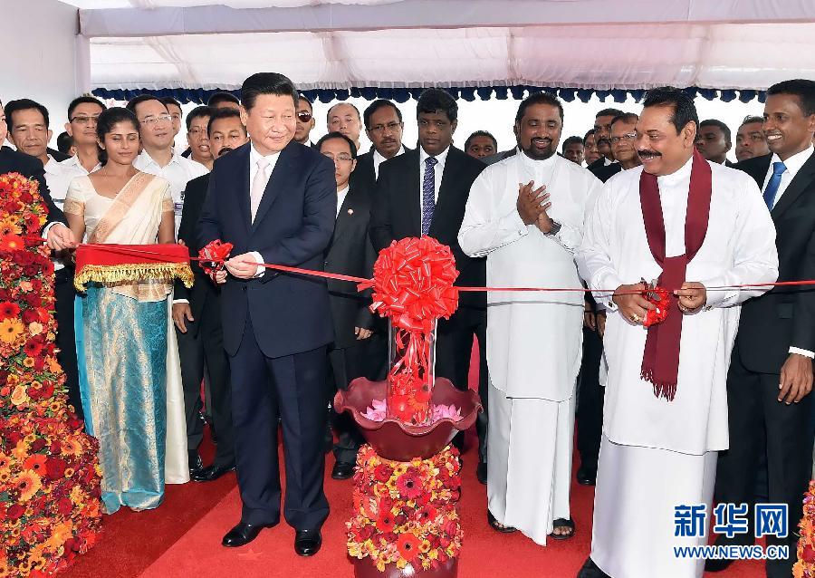 9月17日，國家主席習近平在斯里蘭卡總統拉賈帕克薩陪同下考察中斯港口合作項目。這是習近平和拉賈帕克薩為港口城開工剪彩。 新華社記者李濤 攝