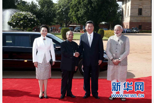 9月18日，國(guó)家主席習(xí)近平出席印度總統(tǒng)慕克吉在總統(tǒng)府舉行的隆重歡迎儀式。這是儀式前，習(xí)近平與慕克吉親切握手。 新華社記者 鞠鵬 攝