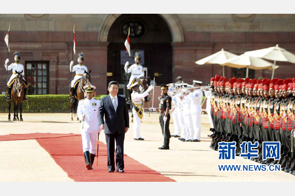 9月18日，國(guó)家主席習(xí)近平出席印度總統(tǒng)慕克吉在總統(tǒng)府舉行的隆重歡迎儀式。 新華社記者 張鐸 攝