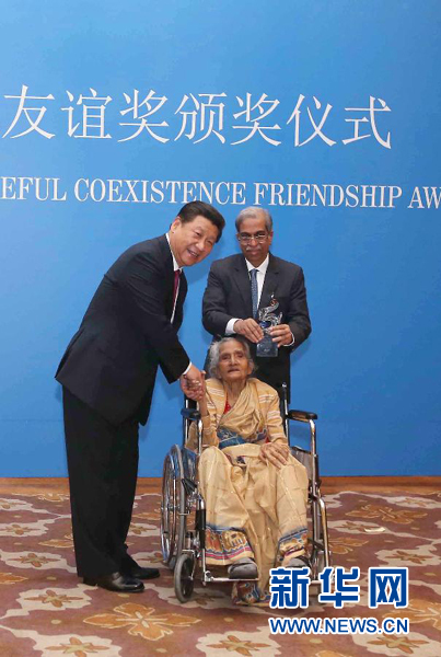 9月19日，國家主席習近平在新德里會見印度友好人士、友好團體代表，并頒發(fā)和平共處五項原則友誼獎，表彰他們長期致力于中印友好事業(yè)。新華社記者龐興雷攝 