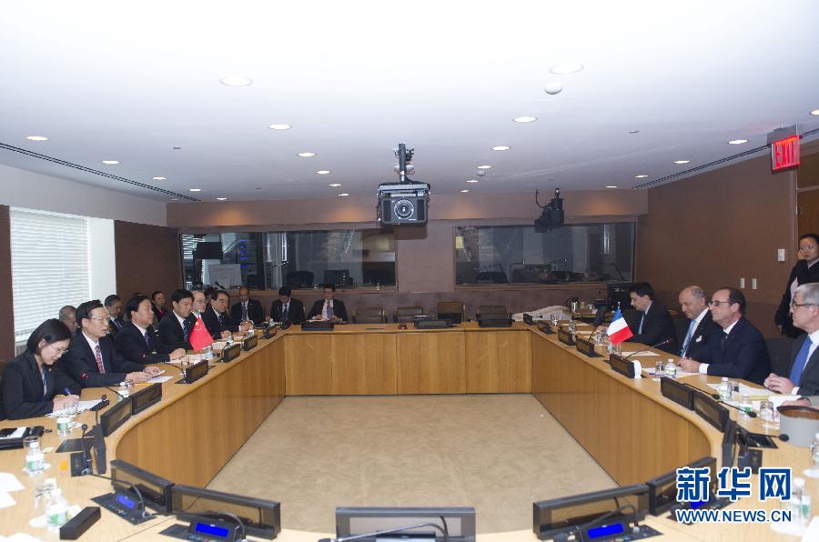 9月23日，出席聯(lián)合國氣候峰會的國家主席習(xí)近平特使、國務(wù)院副總理張高麗在紐約聯(lián)合國總部會見法國總統(tǒng)奧朗德。 新華社記者 王曄 攝