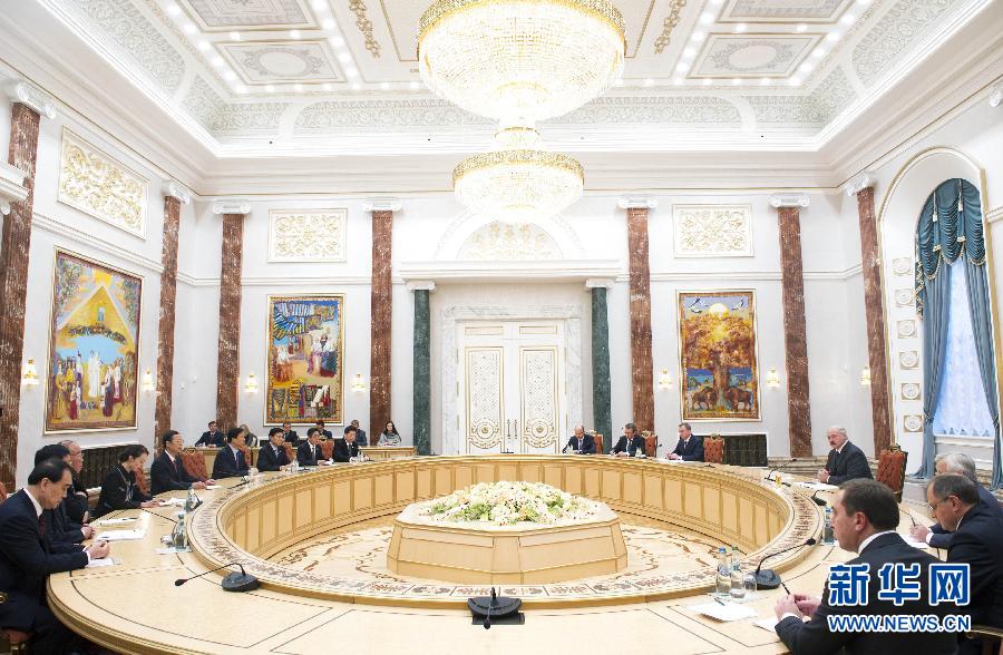 9月26日，應(yīng)邀訪問白俄羅斯的國務(wù)院副總理張高麗在明斯克會見白俄羅斯總統(tǒng)盧卡申科。新華社記者王曄攝 