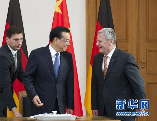 10月10日，國務院總理李克強在柏林會見德國總統高克。這是李克強總理與高克總統親切交談。 新華社記者 王曄 攝 