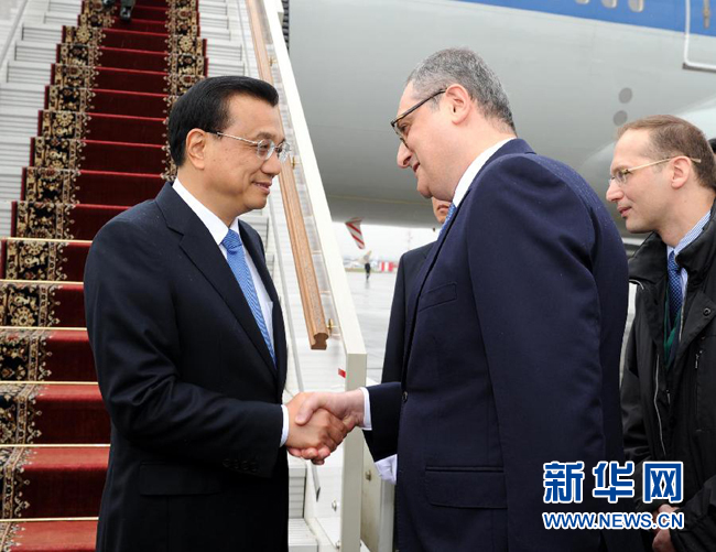10月12日，中國國務院總理李克強乘專機抵達莫斯科，開始對俄羅斯進行正式訪問并舉行中俄總理第十九次定期會晤。俄羅斯聯邦政府高級官員到機場迎接李克強總理。新華社記者 饒愛民 攝