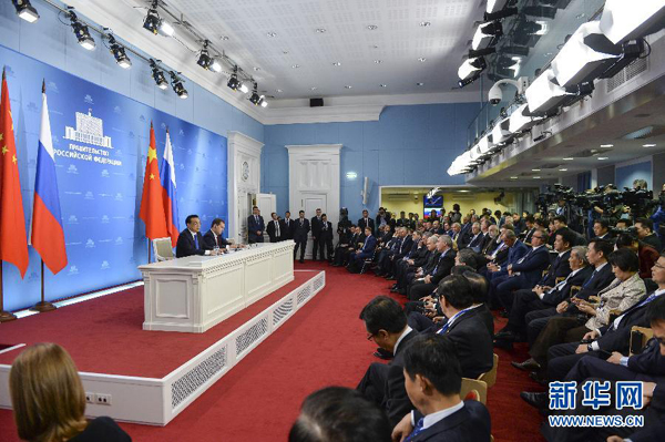 10月13日，國務院總理李克強在莫斯科與俄羅斯總理梅德韋杰夫圓滿結束中俄總理第十九次定期會晤后共同會見記者。 新華社記者李學仁攝