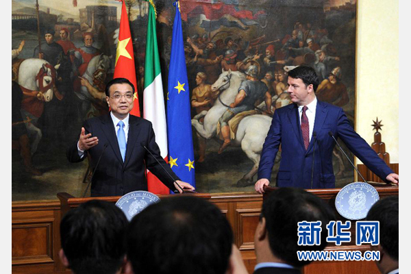 10月14日，中國國務(wù)院總理李克強與意大利總理倫齊在羅馬舉行會談后共同會見記者。 新華社記者 饒愛民 攝 