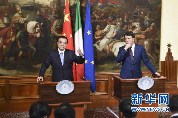 10月14日，國務(wù)院總理李克強在羅馬與意大利總理倫齊舉行會談后共同會見記者。 新華社記者 李學(xué)仁 攝