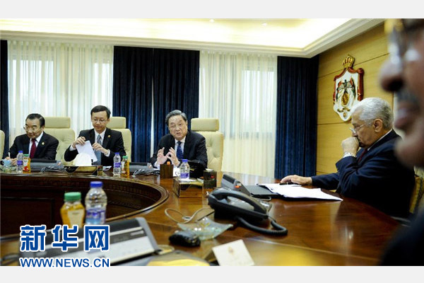 11月9日，正在約旦進行正式友好訪問的全國政協主席俞正聲在安曼會見約旦首相恩蘇爾。 新華社記者 張鐸 攝 