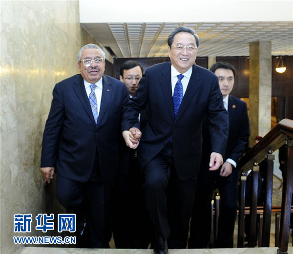 11月9日，正在約旦進行正式友好訪問的全國政協主席俞正聲在安曼與約旦參議長拉瓦比德進行會談。這是會談前，俞正聲與拉瓦比德攜手步入會場。新華社記者 張鐸 攝 