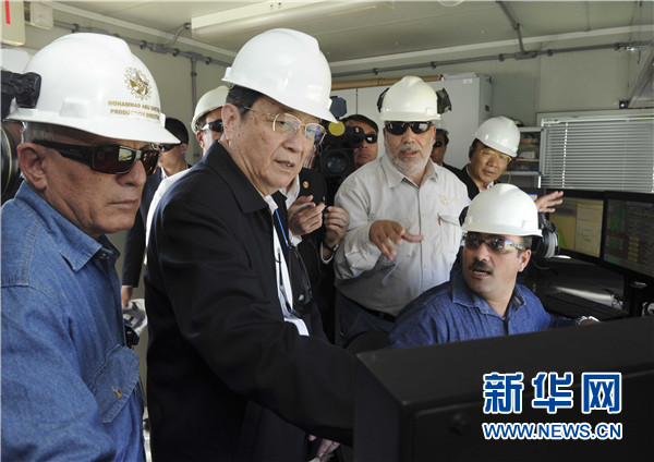 11月8日，正在約旦進行正式友好訪問的全國政協主席俞正聲在安曼參觀阿拉伯鉀肥公司。這是俞正聲在采鹽船上仔細詢問開采情況。 新華社記者 張鐸 攝