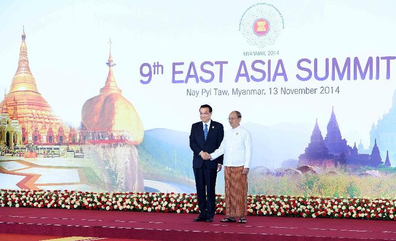 11月13日，中國(guó)國(guó)務(wù)院總理李克強(qiáng)在內(nèi)比都出席第九屆東亞峰會(huì)并發(fā)言。這是峰會(huì)開始前，東盟輪值主席國(guó)緬甸聯(lián)邦共和國(guó)總統(tǒng)吳登盛迎接李克強(qiáng)總理。新華社記者 李濤 攝 