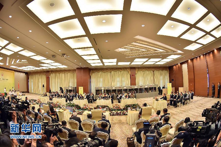 11月13日，中國國務(wù)院總理李克強(qiáng)在緬甸內(nèi)比都出席第17次中國－東盟（10+1）領(lǐng)導(dǎo)人會(huì)議。 新華社記者 李濤 攝