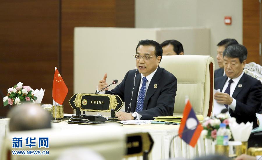 11月13日，中國國務(wù)院總理李克強(qiáng)在緬甸內(nèi)比都出席第17次中國－東盟（10+1）領(lǐng)導(dǎo)人會(huì)議。這是李克強(qiáng)在會(huì)上講話。 新華社記者 鞠鵬 攝
