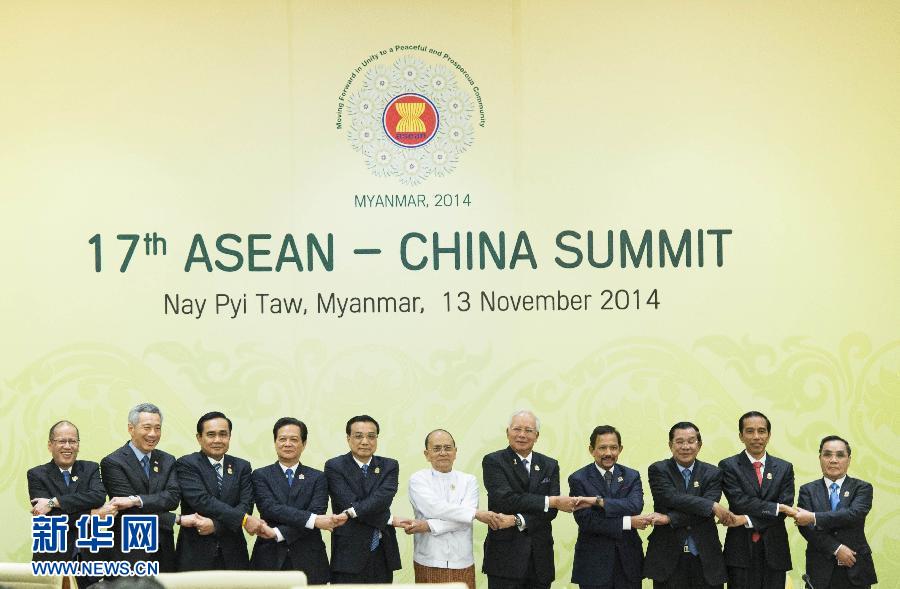 11月13日，中國國務(wù)院總理李克強(qiáng)在緬甸內(nèi)比都出席第17次中國－東盟（10+1）領(lǐng)導(dǎo)人會(huì)議。 新華社記者 王曄 攝