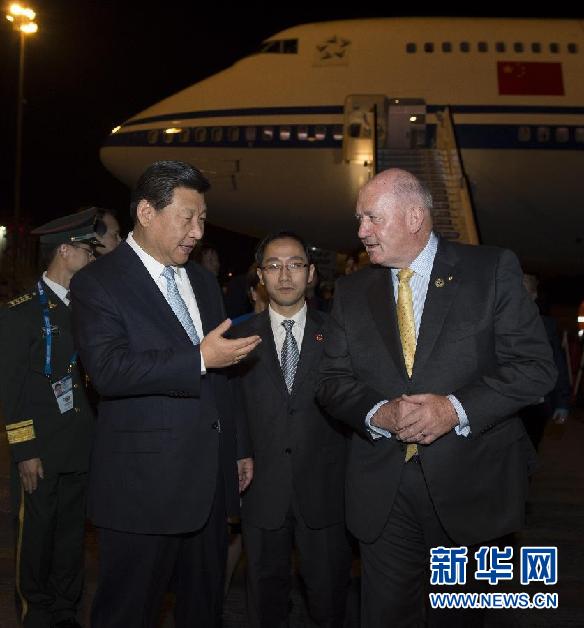 11月14日，中國國家主席習(xí)近平抵達布里斯班，出席二十國集團領(lǐng)導(dǎo)人第九次峰會，并對澳大利亞進行國事訪問。這是習(xí)近平在機場受到澳大利亞聯(lián)邦總督科斯格羅夫的迎接。新華社記者 李學(xué)仁 攝