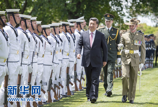 11月17日，中國(guó)國(guó)家主席習(xí)近平在堪培拉會(huì)見澳大利亞總督科斯格羅夫。會(huì)見前，科斯格羅夫在總督府草坪為習(xí)近平舉行隆重歡迎儀式。新華社記者謝環(huán)馳 攝 