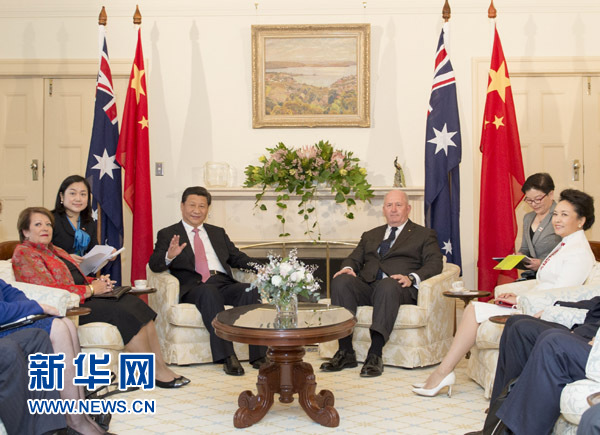 11月17日，中國(guó)國(guó)家主席習(xí)近平在堪培拉會(huì)見澳大利亞總督科斯格羅夫。會(huì)見前，科斯格羅夫在總督府草坪為習(xí)近平舉行隆重歡迎儀式。習(xí)近平和夫人彭麗媛抵達(dá)時(shí)，受到科斯格羅夫總督夫婦熱情迎接。新華社記者黃敬文 攝 