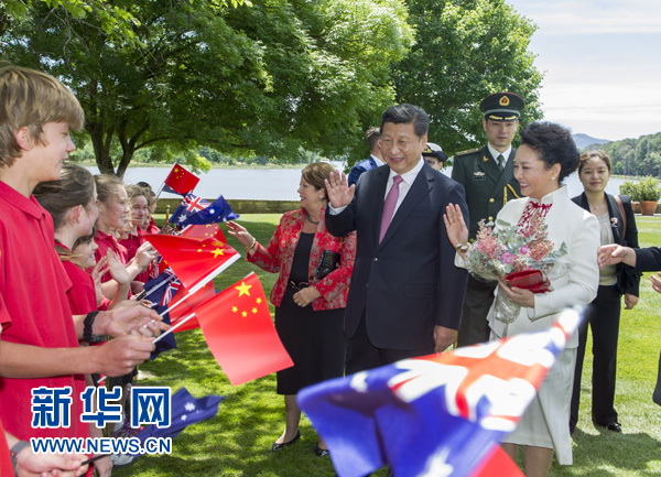 11月17日，中國(guó)國(guó)家主席習(xí)近平在堪培拉會(huì)見澳大利亞總督科斯格羅夫。會(huì)見前，科斯格羅夫在總督府草坪為習(xí)近平舉行隆重歡迎儀式。習(xí)近平和夫人彭麗媛抵達(dá)時(shí)，受到科斯格羅夫總督夫婦熱情迎接。新華社記者謝環(huán)馳 攝 