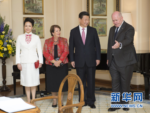 11月17日，中國(guó)國(guó)家主席習(xí)近平在堪培拉會(huì)見澳大利亞總督科斯格羅夫。會(huì)見前，科斯格羅夫在總督府草坪為習(xí)近平舉行隆重歡迎儀式。習(xí)近平和夫人彭麗媛抵達(dá)時(shí)，受到科斯格羅夫總督夫婦熱情迎接。新華社記者黃敬文 攝 