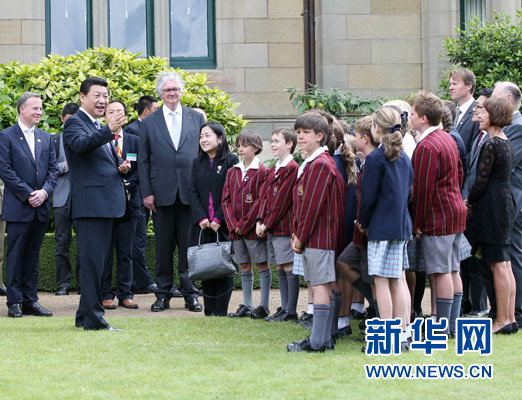 11月18日，國(guó)家主席習(xí)近平在澳大利亞塔斯馬尼亞州與朗塞斯頓市斯科奇－歐克伯恩小學(xué)的小學(xué)生共同植樹。新華社記者 姚大偉 攝