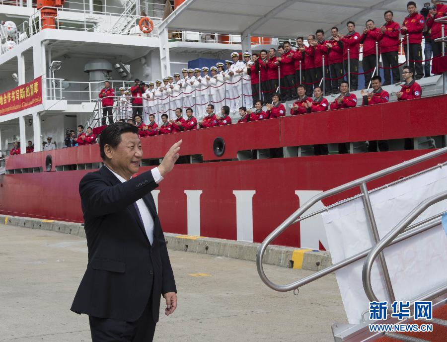 11月18日，正在澳大利亞塔斯馬尼亞州首府霍巴特訪問的中國國家主席習近平在澳大利亞總理阿博特陪同下參觀南極科考項目并慰問兩國科考人員。這是習近平在霍巴特港看望正在這里補給的&ldquo;雪龍&rdquo;號全體科考人員。新華社記者李學仁攝 