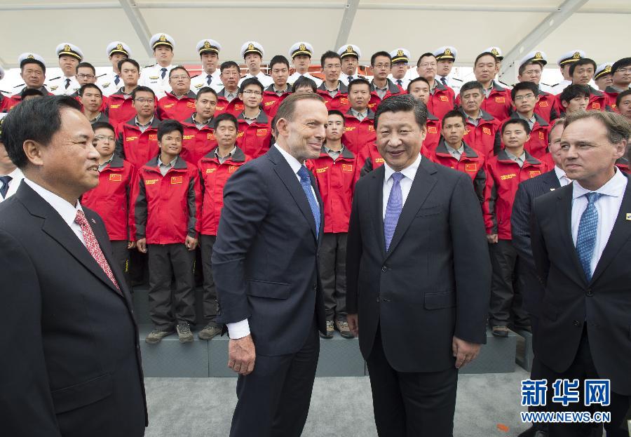 11月18日，正在澳大利亞塔斯馬尼亞州首府霍巴特訪問的中國國家主席習近平在澳大利亞總理阿博特陪同下參觀南極科考項目并慰問兩國科考人員。新華社記者李學仁攝 