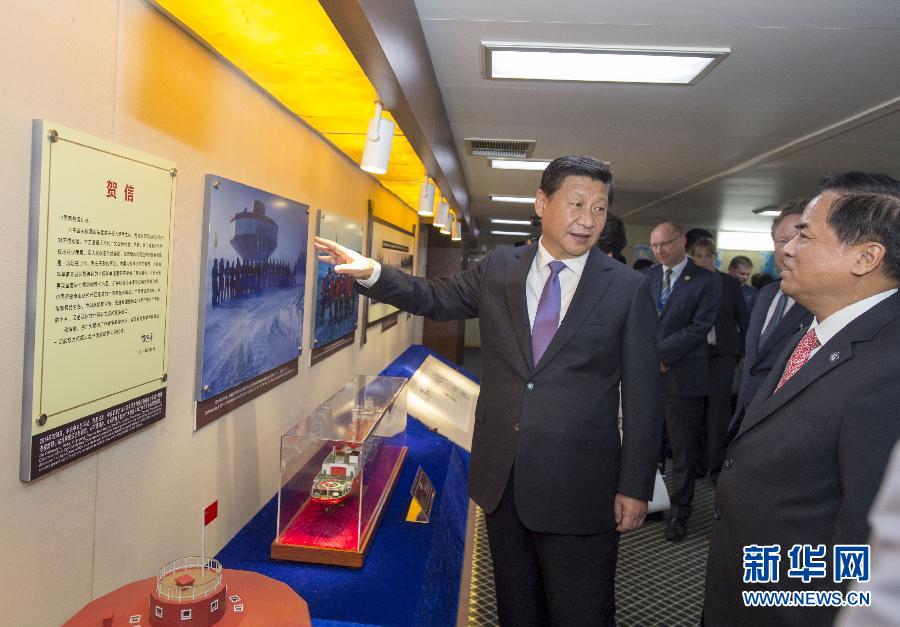 這是習近平參觀中國極地考察30周年圖片展。新華社記者李學仁攝 