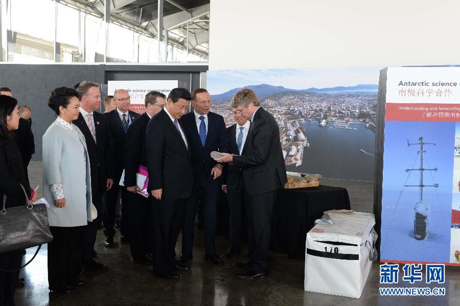 這是習近平和阿博特觀看采集的冰樣。新華社記者 馬占成 攝 