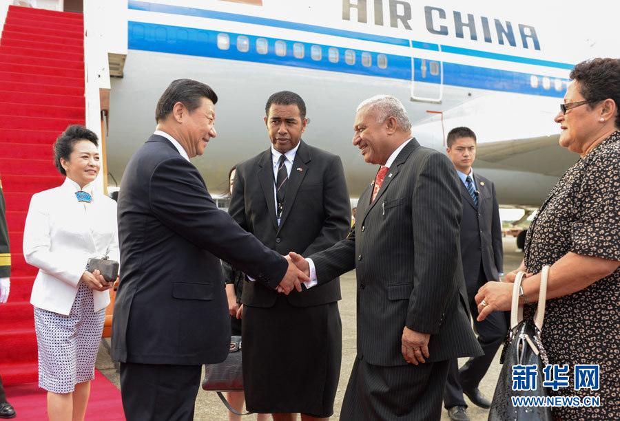 11月21日，國家主席習近平抵達楠迪，開始對斐濟進行國事訪問并將同太平洋建交島國領導人舉行會晤。斐濟總理姆拜尼馬拉馬夫婦在舷梯旁迎接習近平和夫人彭麗媛。新華社記者李學仁攝 