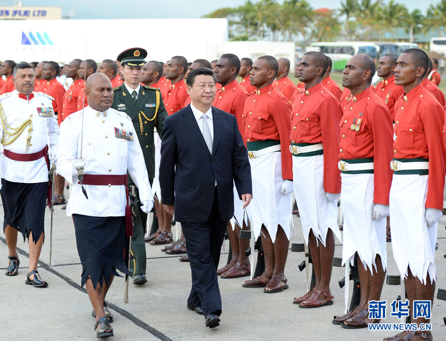 11月21日，國家主席習近平抵達楠迪，開始對斐濟進行國事訪問并將同太平洋建交島國領導人舉行會晤。這是習近平主席在機場出席斐濟總理姆拜尼馬拉馬舉行的隆重歡迎儀式。 新華社記者馬占成攝 