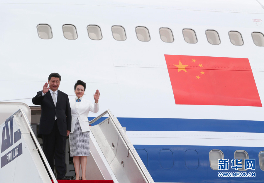 11月21日，國家主席習近平抵達楠迪，開始對斐濟進行國事訪問并將同太平洋建交島國領導人舉行會晤。 這是習近平和夫人彭麗媛步出機艙。新華社記者丁林攝 