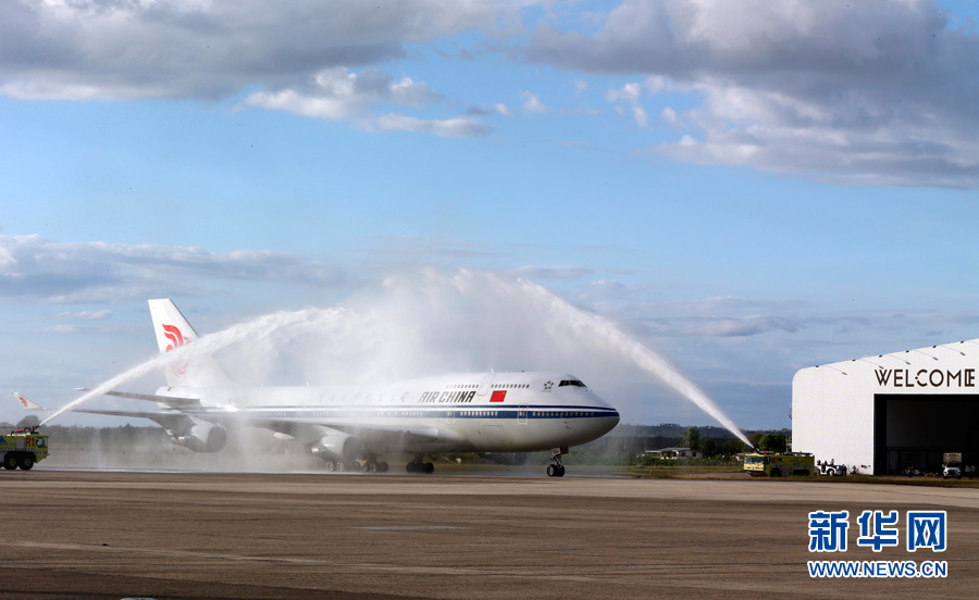  11月21日，國家主席習近平抵達楠迪，開始對斐濟進行國事訪問并將同太平洋建交島國領導人舉行會晤。圖為習近平乘坐的專機在楠迪國際機場跑道上滑行穿過&ldquo;水門&rdquo;，這是當地給予最尊貴客人的禮遇，表達為客人&ldquo;洗塵&rdquo;。 新華社記者丁林攝 
