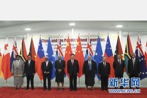 11月22日，國家主席習(xí)近平在楠迪同斐濟總理姆拜尼馬拉馬、密克羅尼西亞聯(lián)邦總統(tǒng)莫里、薩摩亞總理圖伊拉埃帕、巴布亞新幾內(nèi)亞總理奧尼爾、瓦努阿圖總理納圖曼、庫克群島總理普納、湯加首相圖伊瓦卡諾、紐埃總理塔拉吉等太平洋島國領(lǐng)導(dǎo)人舉行集體會晤。姚大偉攝