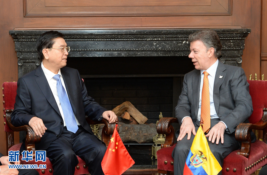 11月24日，正在哥倫比亞進(jìn)行正式友好訪問的全國人大常委會(huì)委員長張德江在波哥大會(huì)見哥倫比亞總統(tǒng)桑托斯。 新華社記者 劉建生 攝