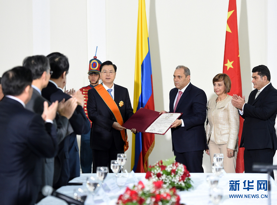 11月24日，正在哥倫比亞進(jìn)行正式友好訪問的全國人大常委會(huì)委員長張德江在波哥大與哥倫比亞國會(huì)主席兼參議長納梅舉行會(huì)談。 新華社記者鞠鵬 攝